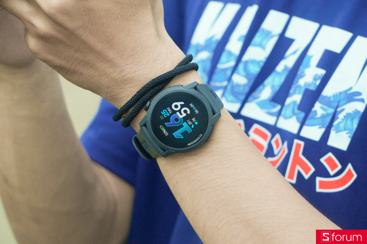 Mặt kính cong 2.5D liền mạch với khung viền, Coros Pace 4 tạo cảm giác liền lạc, mềm mại hơn khi nhìn trực diện