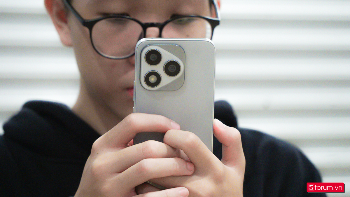 Mặt lưng của HONOR 400 Lite được làm nhám mờ, khá mỏng