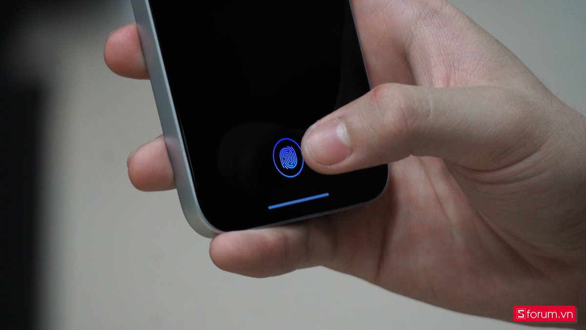 Cảm biến vân tay của HONOR 400 Lite đặt khá thấp nhưng nhạy