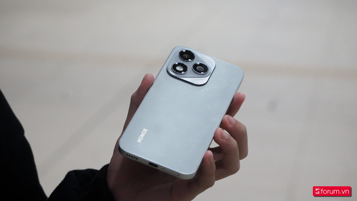 Chất lượng hoàn thiện của HONOR 400 Lite khá tốt