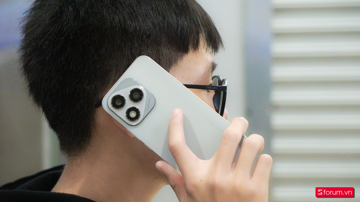 Cụm camera HONOR 400 Lite không quá lồi, nhận diện sản phẩm tốt