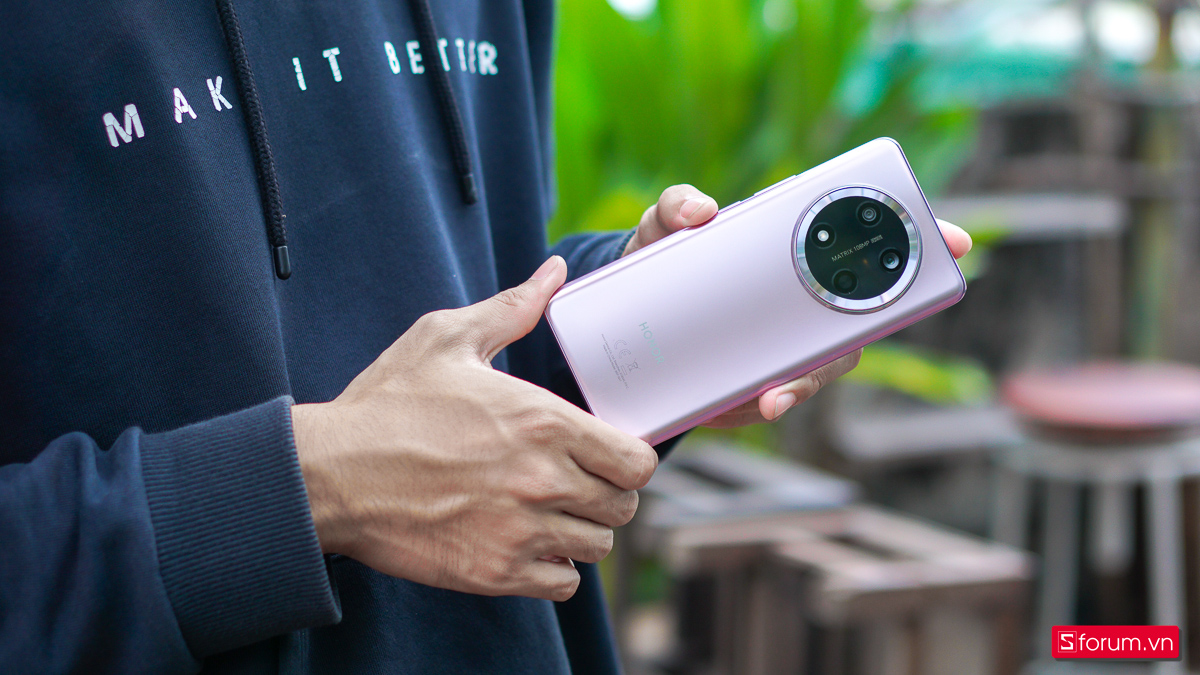 HONOR X9c sở hữu thiết kế vát cong nhẹ ở cả hai cạnh trước và sau, tạo cảm giác mỏng và ôm tay hơn khi cầm