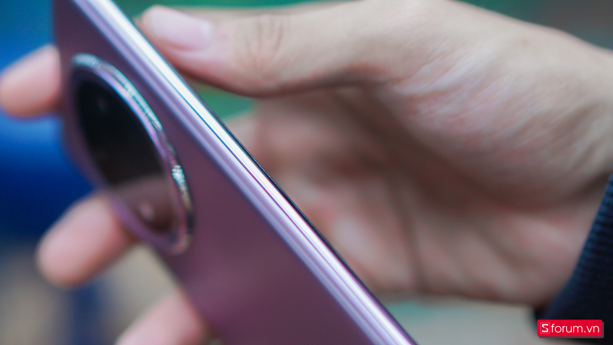 Lớp sơn phủ ở phần viền của HONOR X9c có xuất hiện vài vết bong nhẹ và xước dăm nhỏ