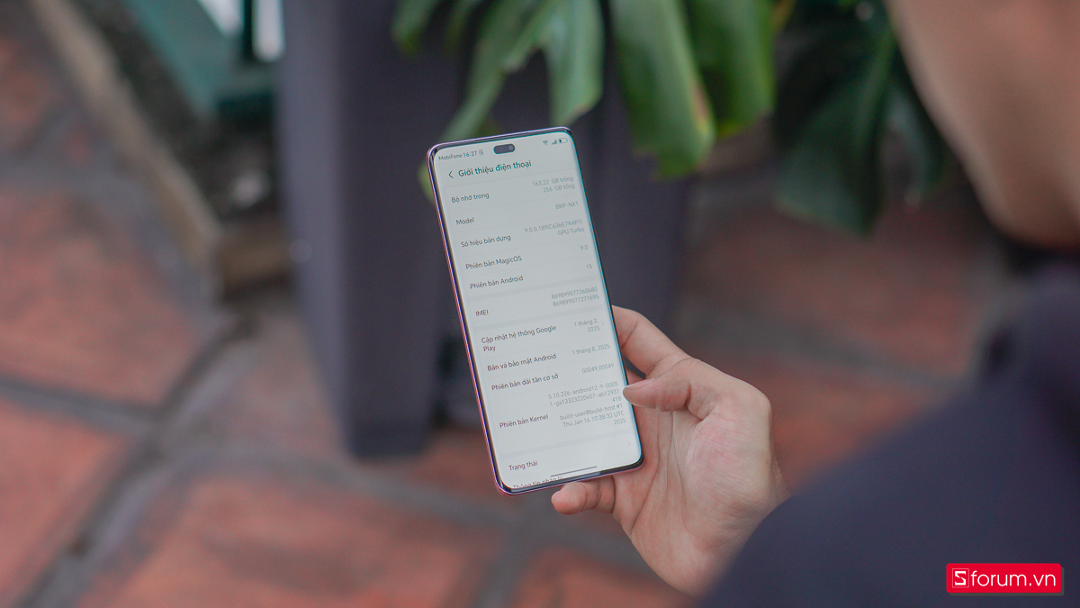 Camera trước của HONOR X9c được thiết kế dạng đục lỗ hình viên thuốc nhỏ thay vì giọt nước thường thấy ở các sản phẩm hiện nay