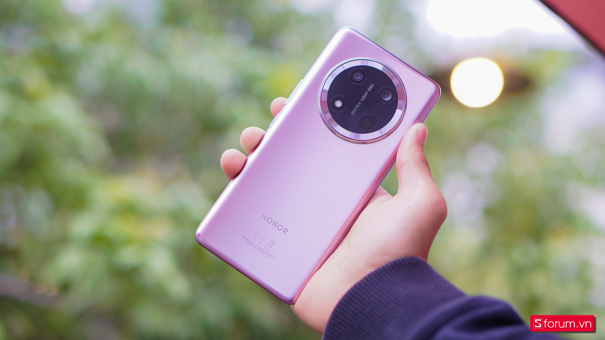 Phiên bản màu hồng tím của HONOR X9c khá đẹp và sang với hiệu ứng gương cực kì đẹp mắt