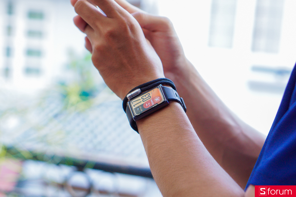 Khung viền của Huawei Band 11 Pro được nâng cấp lên chất liệu hợp kim nhôm hàng không, phay xước nhẹ với các đường vát kim cương