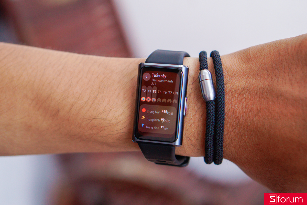 Khả năng hiển thị trên Huawei Band 11 Pro cực kì tốt, màu sắc tươi, bắt mắt và cách Huawei tinh chỉnh giao diện, thông báo, icon... cực kì rõ ràng
