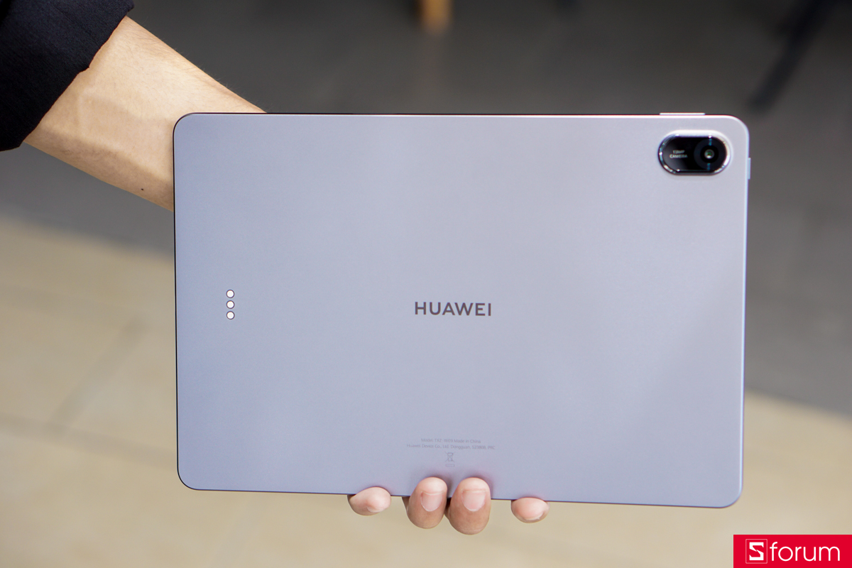 Chất lượng hoàn thiện của Huawei MatePad 11.5 cũng thật sự chỉn chu bên cạnh khung kim loại chắc chắn,