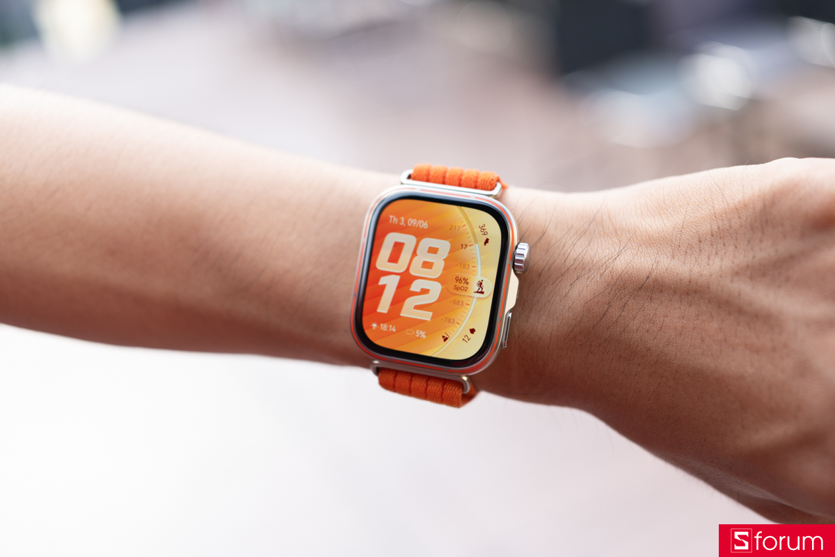 Viền màn hình của Huawei Watch Fit 5 Pro cũng mỏng hơn so với phiên bản tiền nhiệm