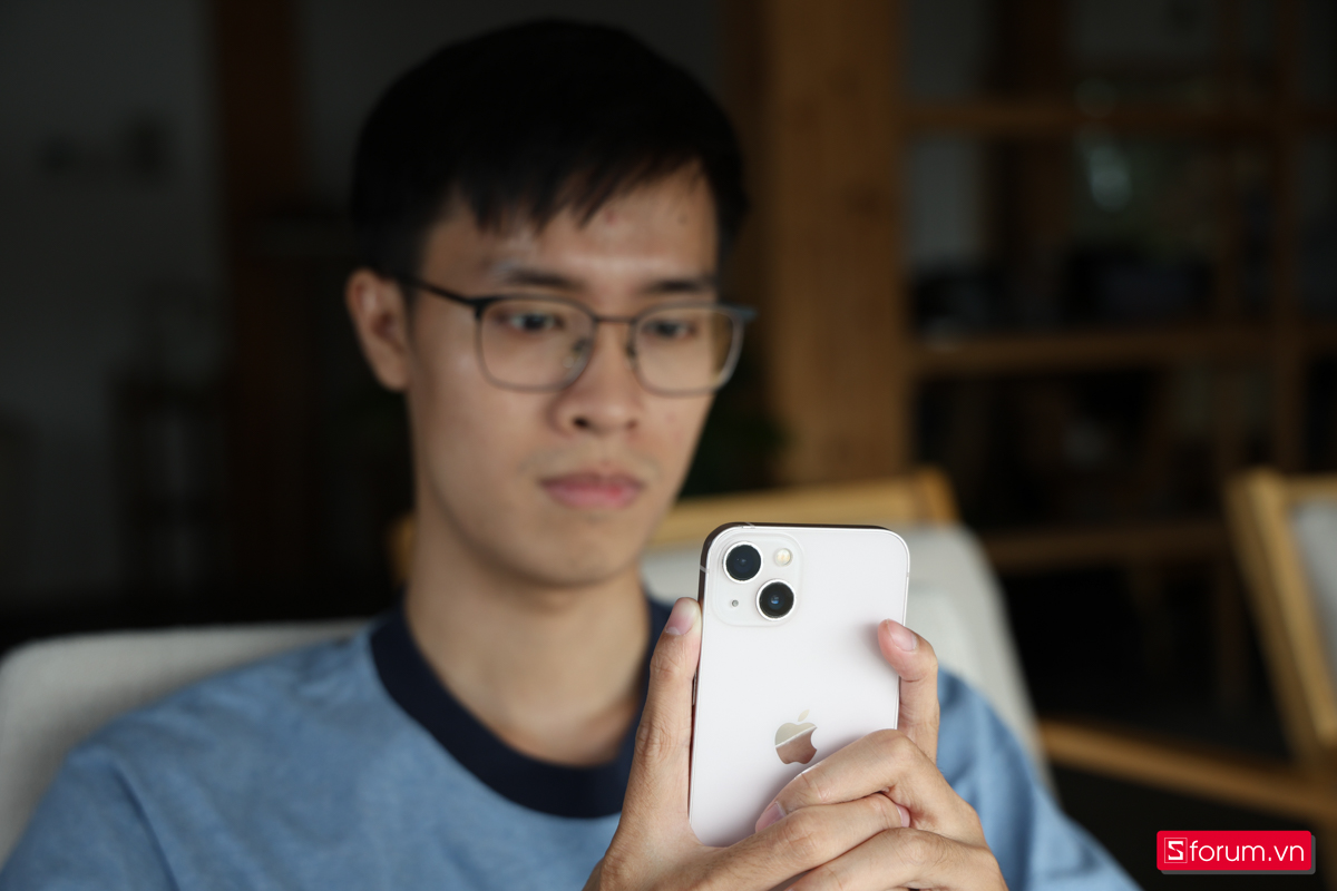 Đánh giá iPhone 13 sau 4 năm có trải nghiệm cầm nắm ổn