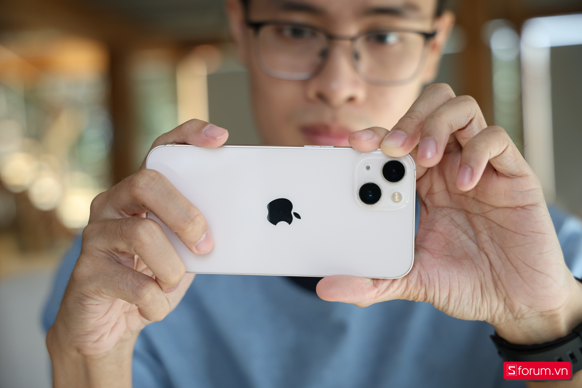 Đánh giá iPhone 13 sau 4 năm với hệ thống camera tròn vai, không quá nổi bật