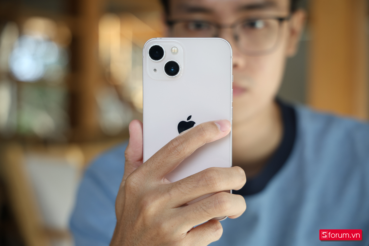 Đánh giá iPhone 13 sau 4 năm vẫn có thiết kế hợp thời