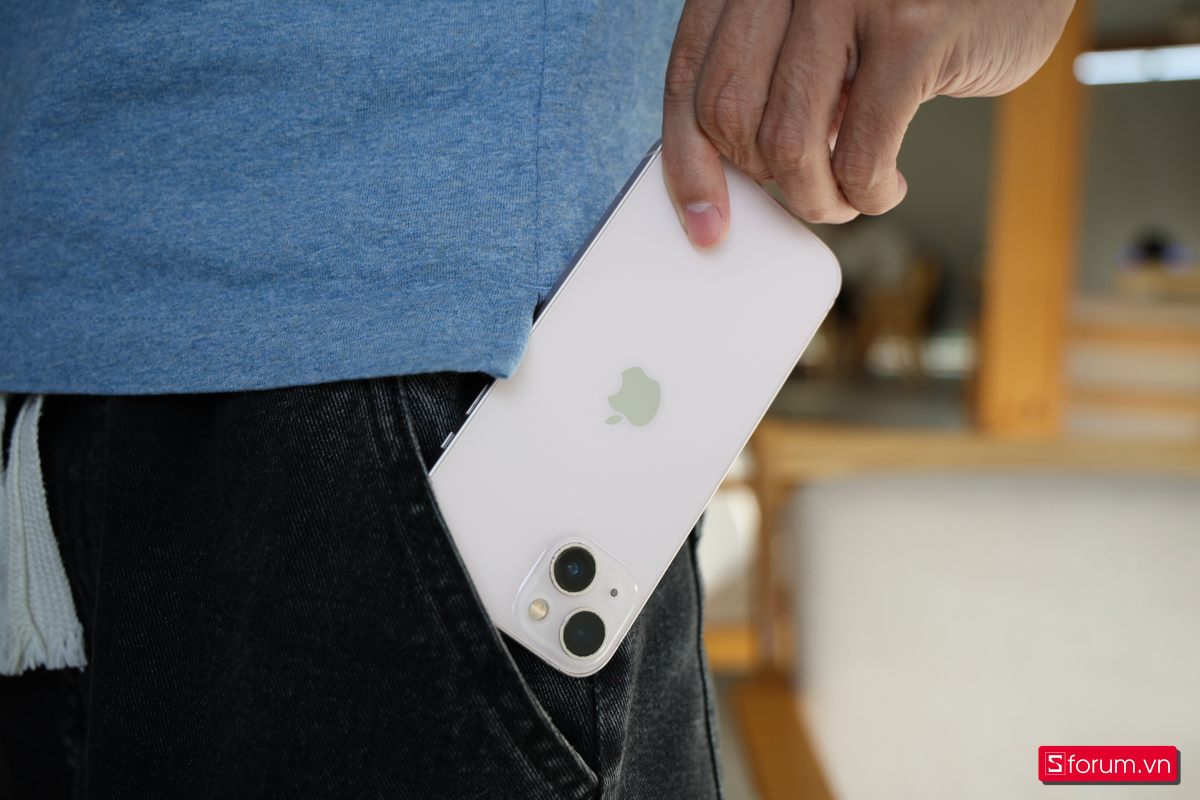 Đánh giá iPhone 13 sau 4 năm có màu hồng dịu rất đẹp