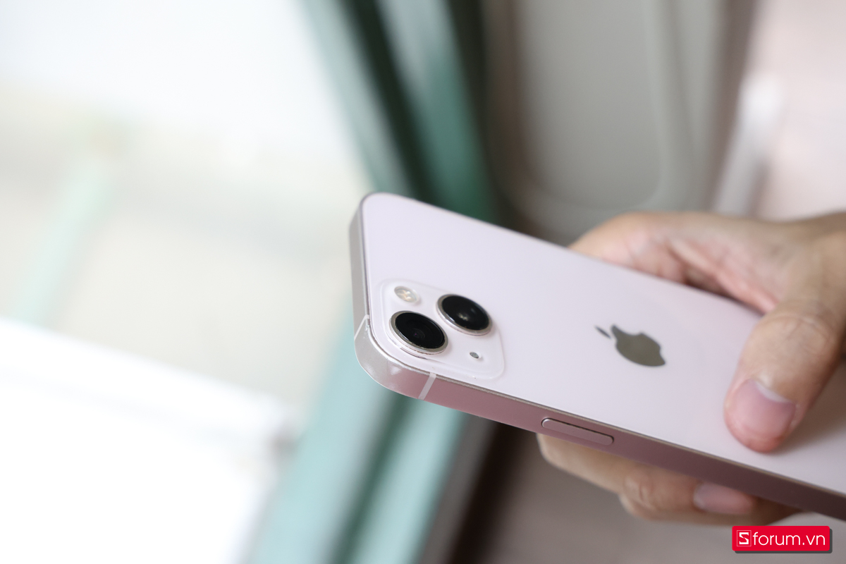 Đánh giá iPhone 13 sau 4 năm sử dụng có vết cấn móp ở cạnh trên máy