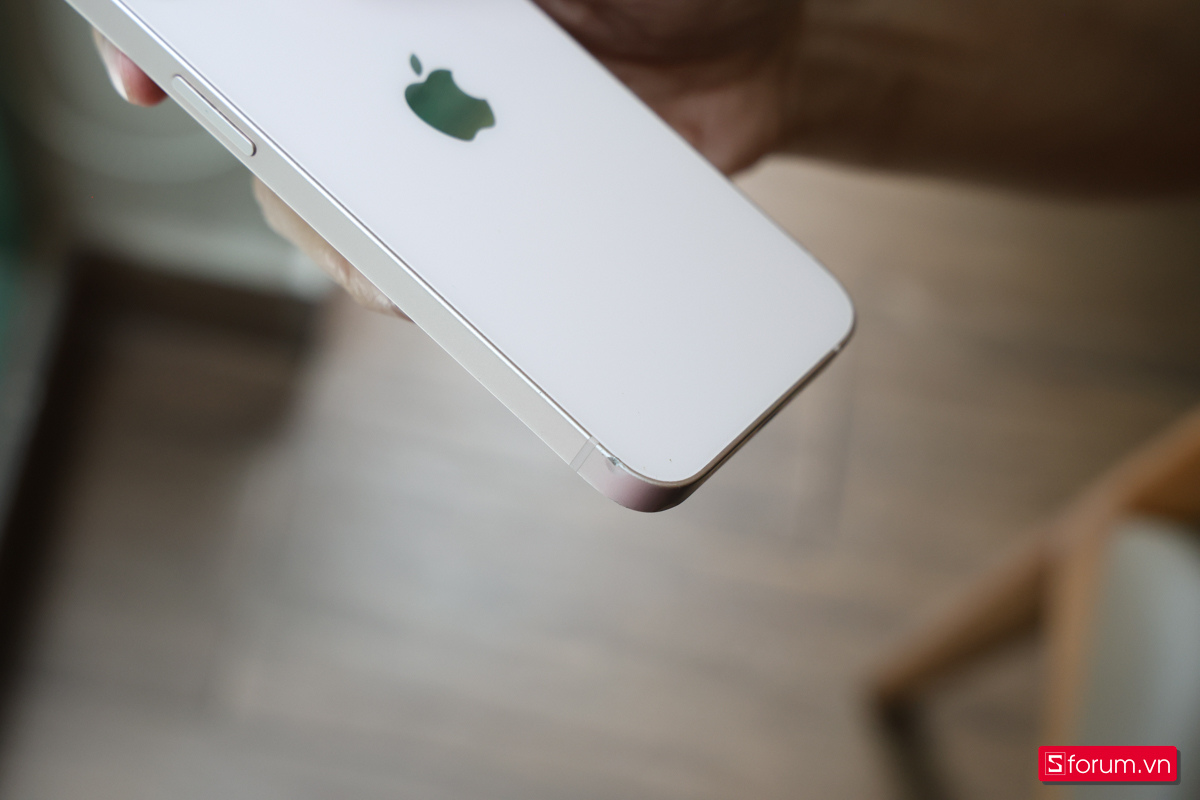 Đánh giá iPhone 13 sau 4 năm sử dụng có nhiều vết cấn ở góc máy