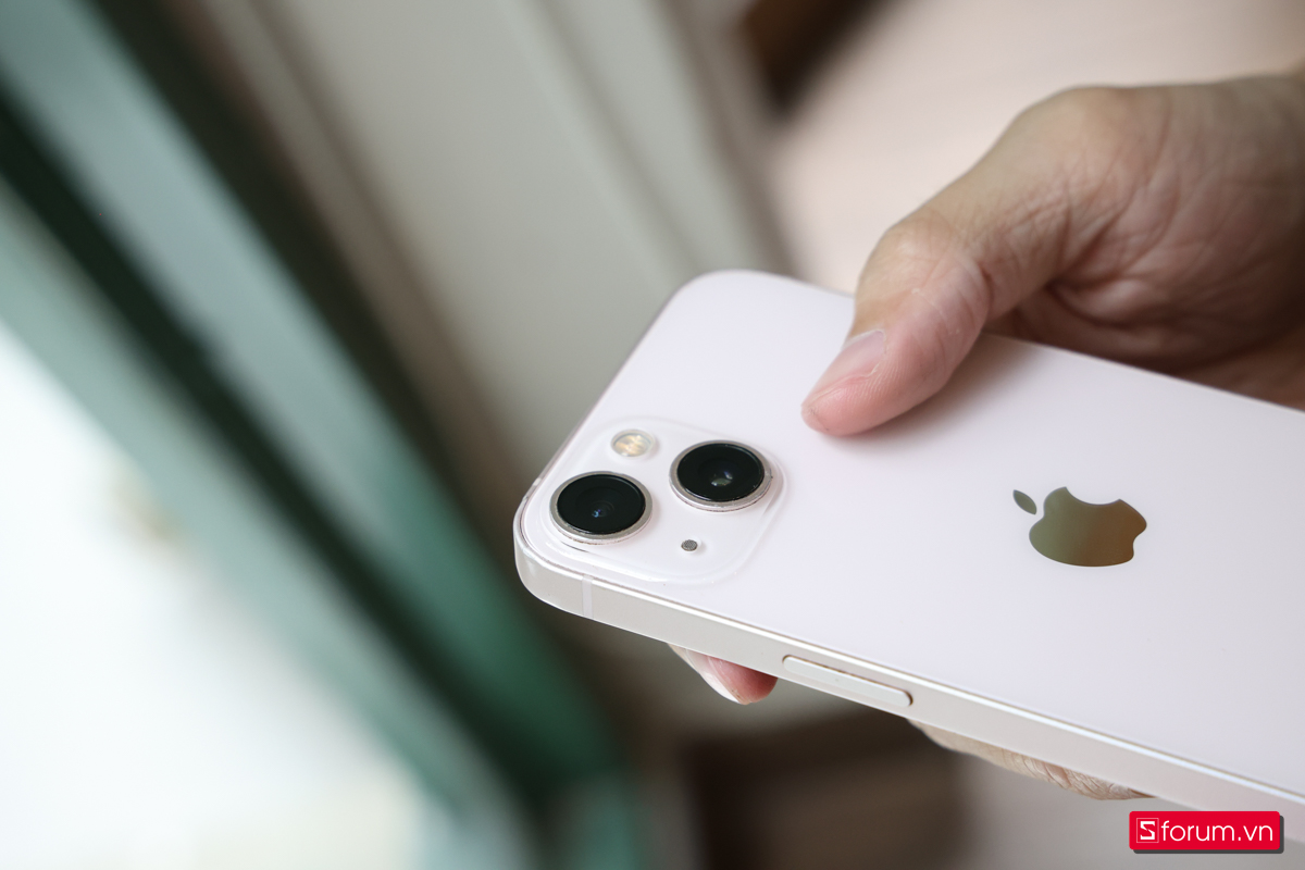 Đánh giá iPhone 13 sau 4 năm sử dụng camera bị trầy nhiều
