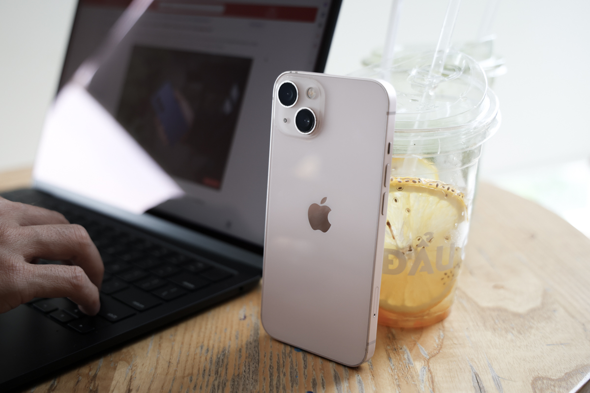 Đánh giá iPhone 13 sau 4 năm sử dụng: Máy trầy, pin chai nhưng vẫn hài lòng với nhu cầu hằng ngày!
