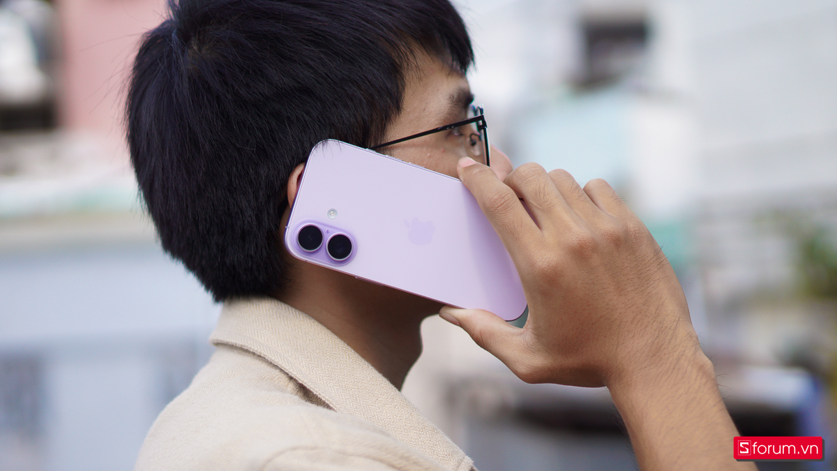 Cảm giác cầm nắm trên iPhone 17 vẫn khá đã tay do vẫn là form điện thoại nhỏ gọn