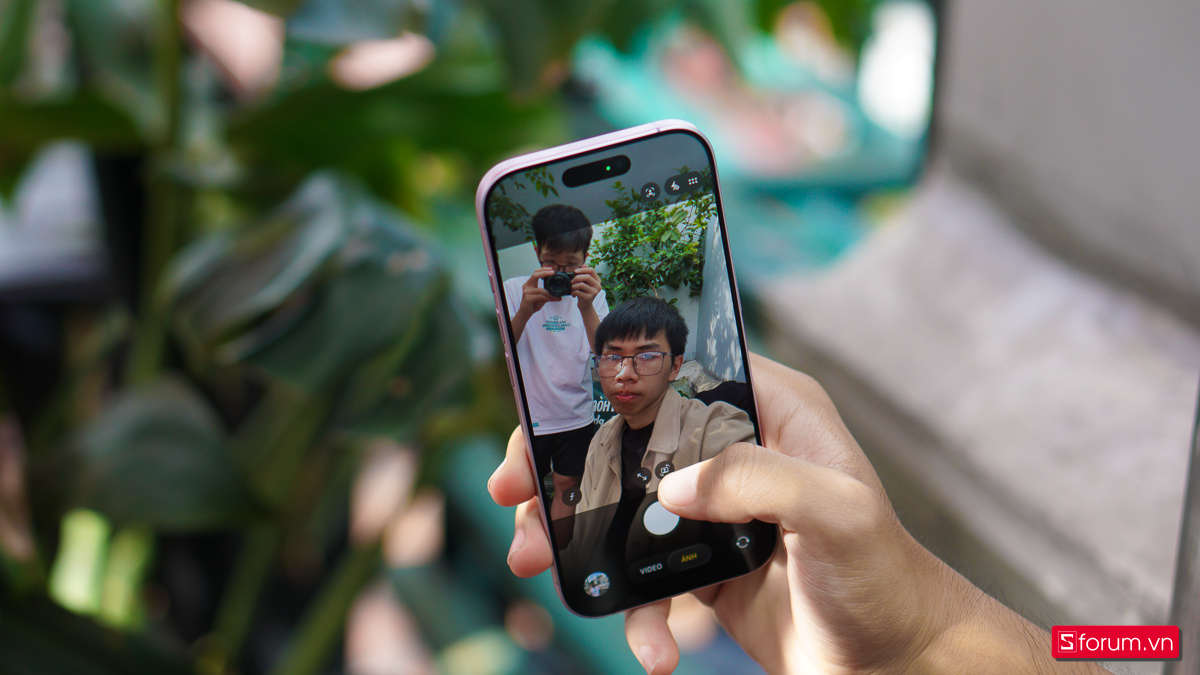 Camera trước với tính năng Center Stage trên iPhone 17 cho khả năng selfie với tỉ lệ khung hình ngang rộng hơn