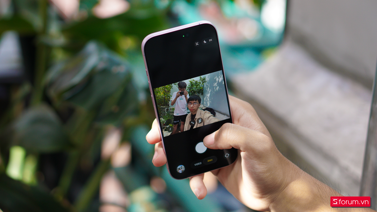 Camera trước với tính năng Center Stage trên iPhone 17 cho khả năng selfie với tỉ lệ khung hình ngang rộng hơn