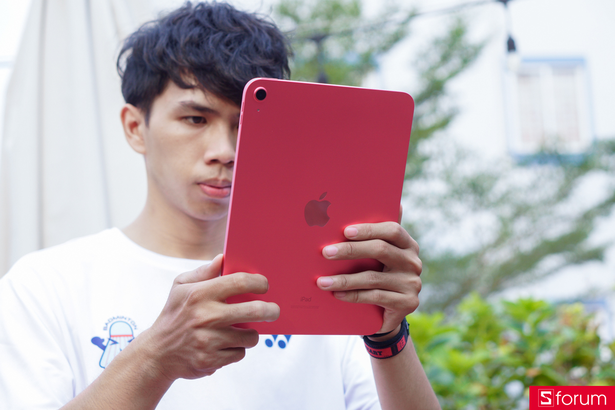 Qua thời gian sử dụng, mình đánh iPad 10.9 inch 2022 cho cảm giác nhẹ nhàng, chất lượng gia công tương đối chắc chắn, sử dụng theo phương ngang hoặc dọc đều có thể thoải mái 