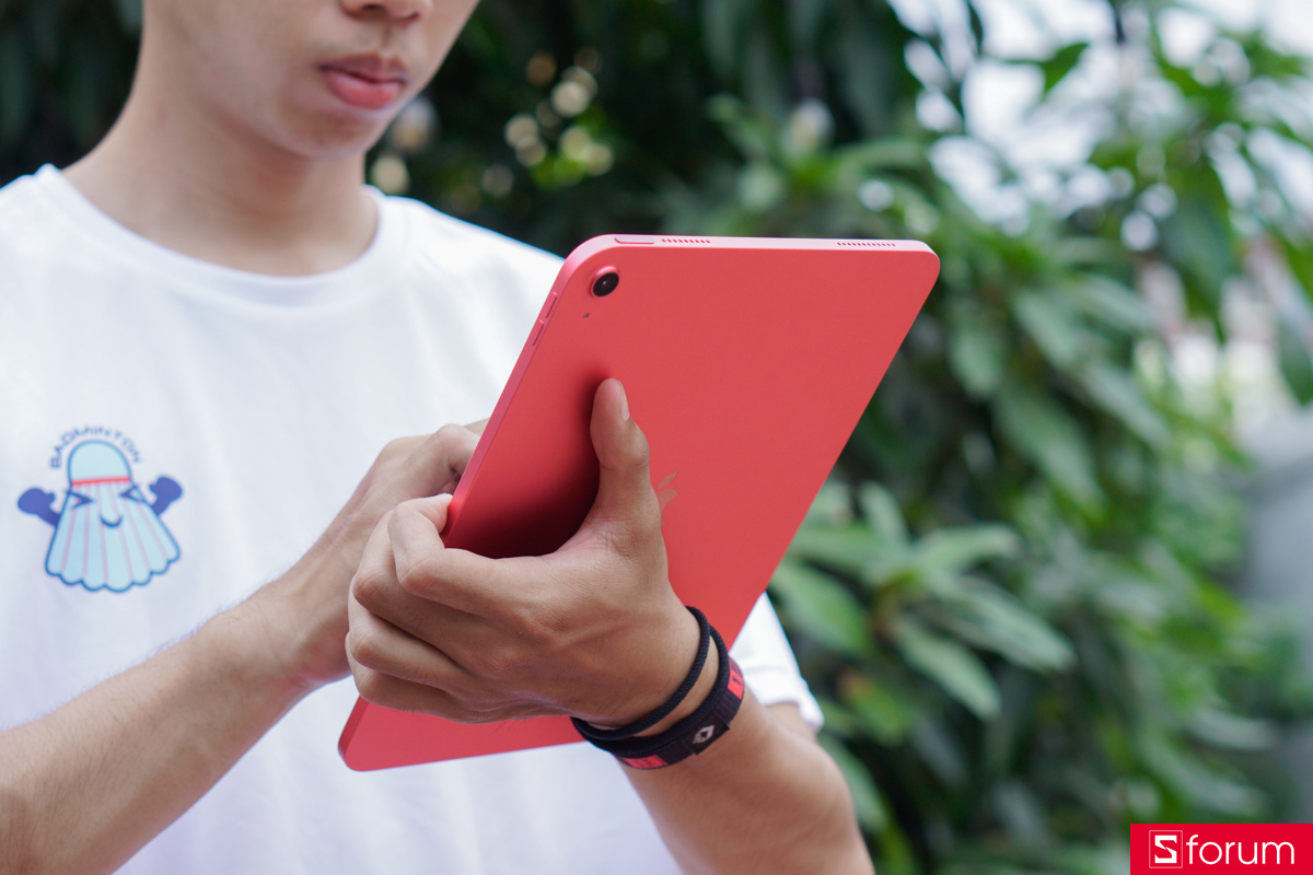 iPad 10.9 inch 2022 được hoàn thiện với khung viền và mặt lưng nhôm nguyên khối, mang lại cảm giác cứng cáp và cao cấp