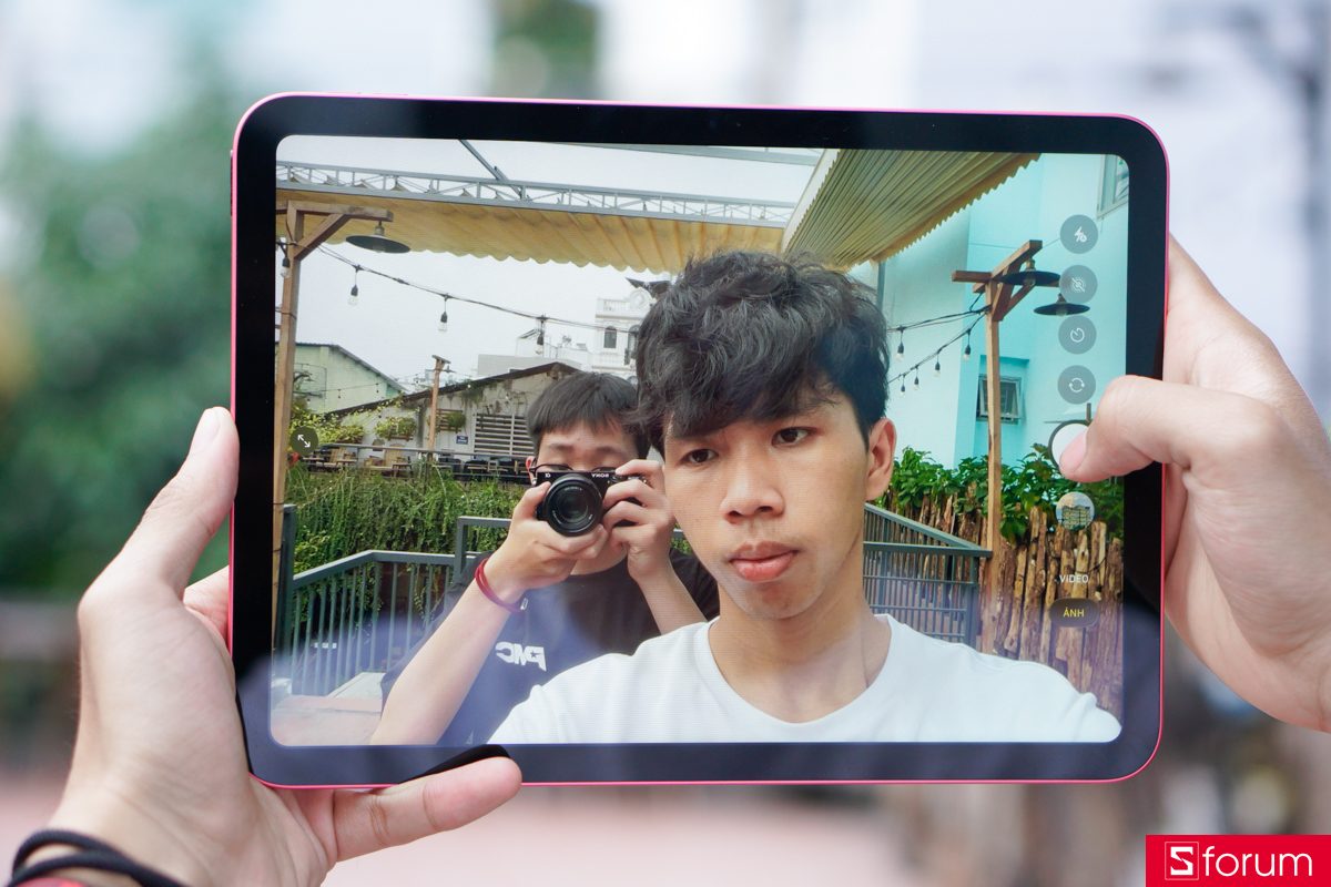 Camera trước của iPad 10.9 inch 2022 cũng có độ phân giải 12MP, nhưng điểm nâng cấp quan trọng là vị trí camera được chuyển sang cạnh ngang của thiết bị