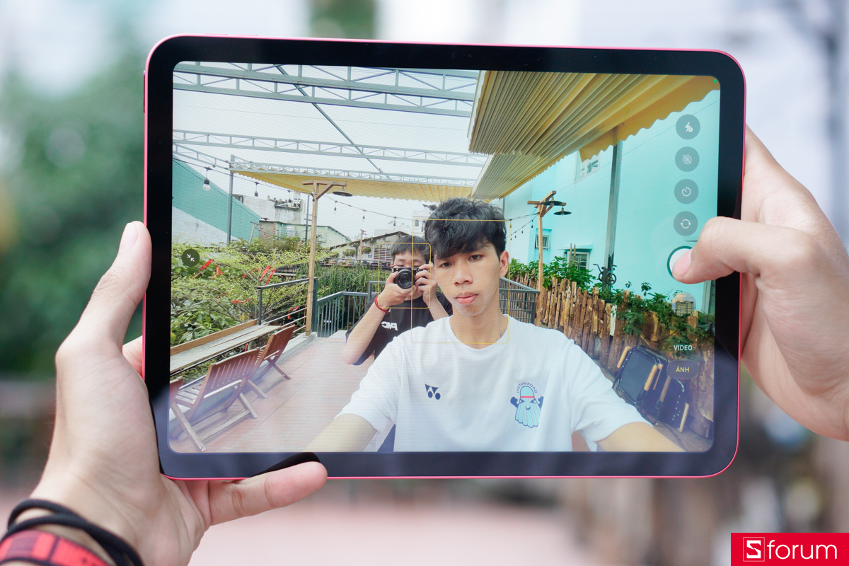 Điểm đáng giá trên camera trước của iPad 10.9 inch 2022 đó là việc trang bị tính năng Center Stage tương tự như các dòng iPhone 17 series năm nay