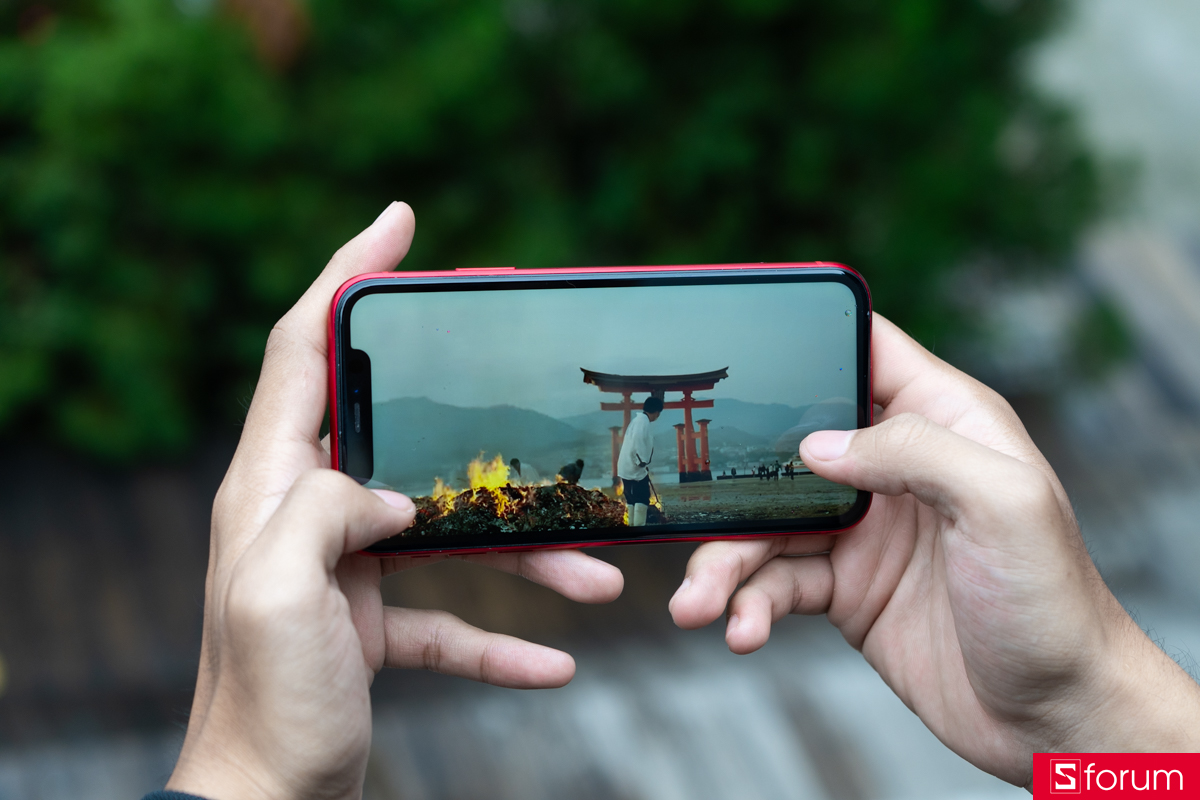 iPhone 11 vẫn sở hữu màn hình tai thỏ và viền màn hình tương đối dày bản