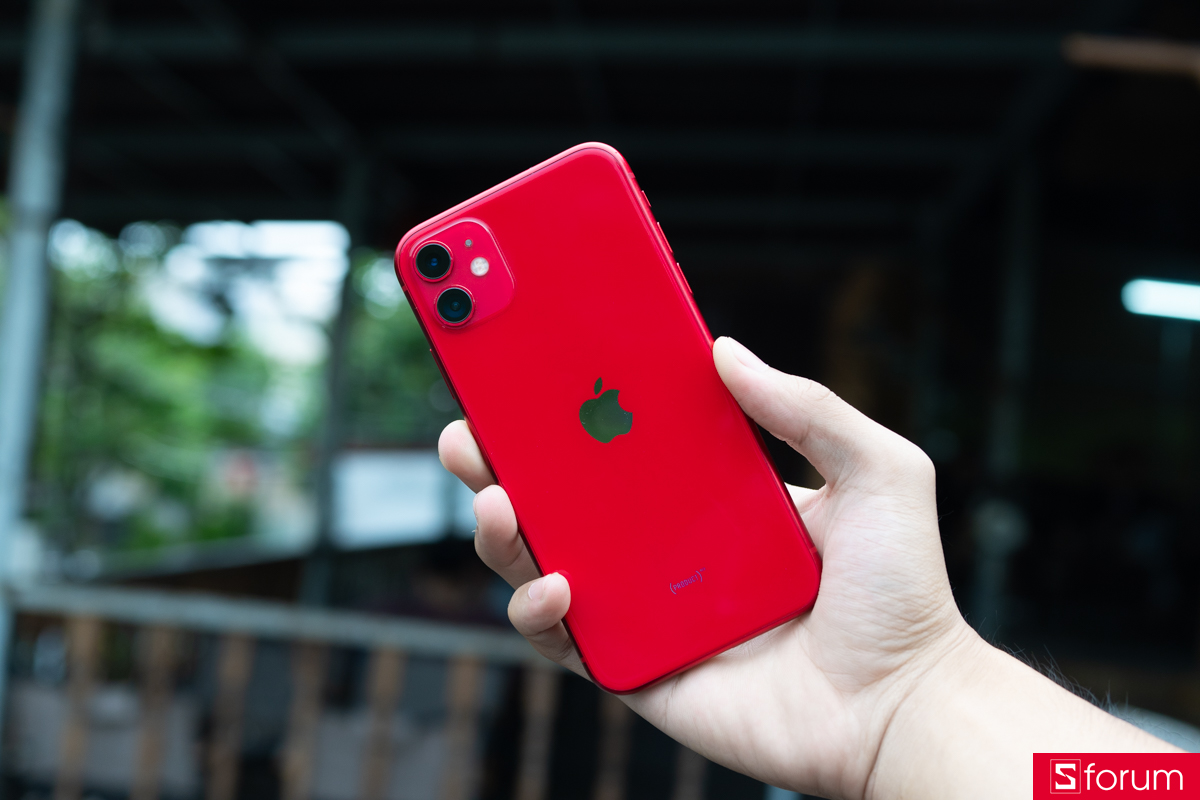 Sở hữu khung viền nhôm cho độ bền bỉ cao, cứng cáp và cho iPhone 11 hệ màu sắc cực kì đa dạng và bắt mắt