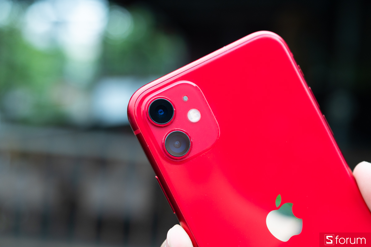 Cụm 2 camera chính của iPhone 11 cùng đèn flash được đặt bên trong một khung viền trong suốt