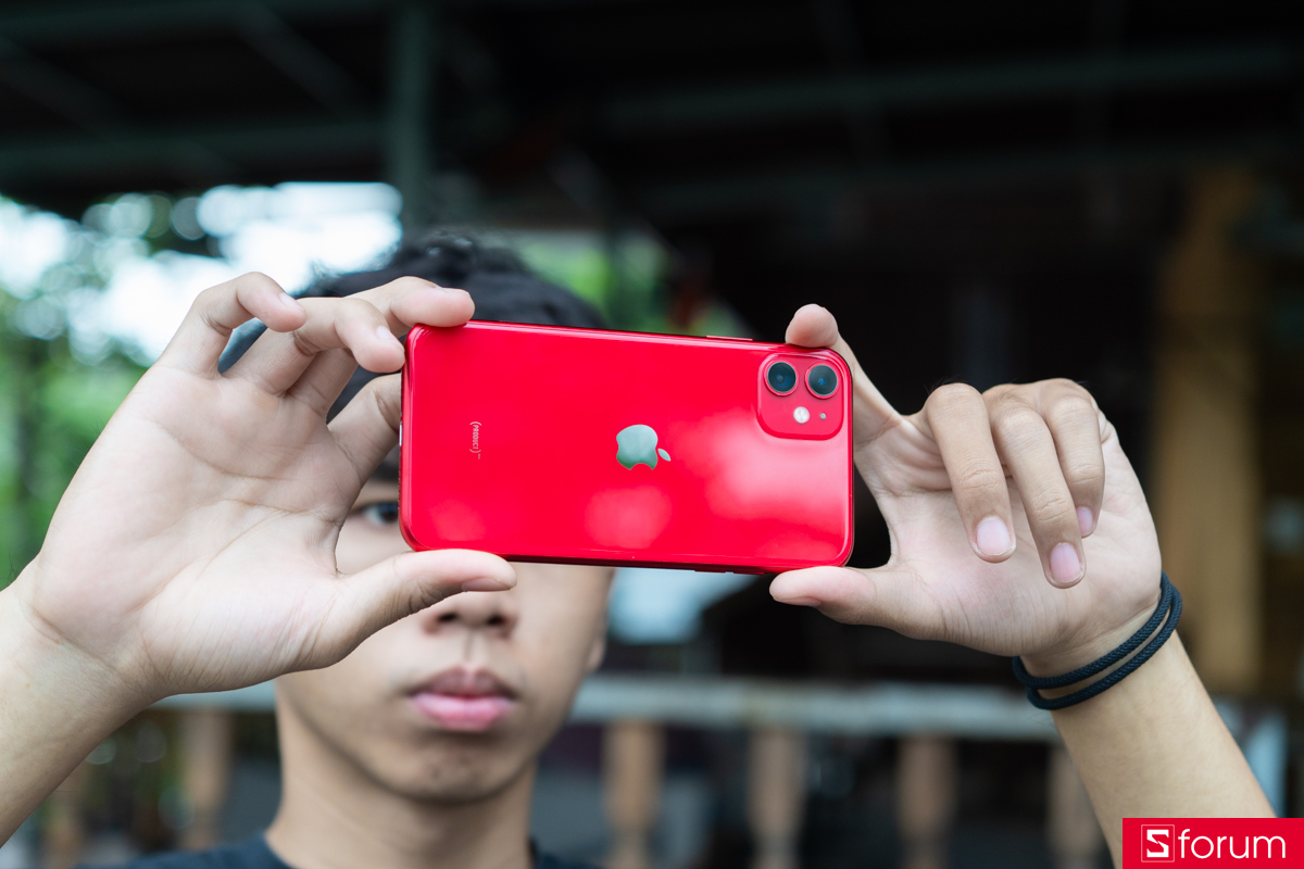 iPhone 11 sở hữu cụm camera với camera chính 12MP f/1.8, trang bị lấy nét PDAF và chống rung OIS
