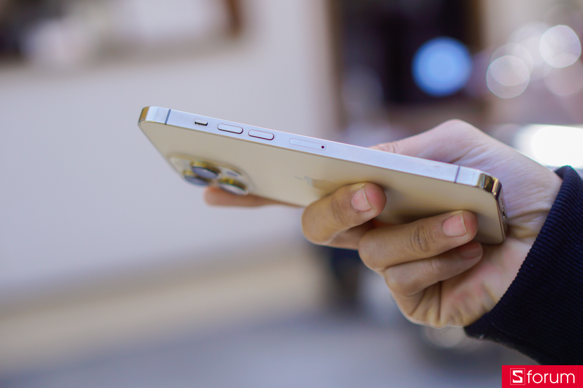 Điểm nhấn lớn nhất của iPhone 13 Pro Max vẫn nằm ở khung viền thép không gỉ hoàn thiện bóng