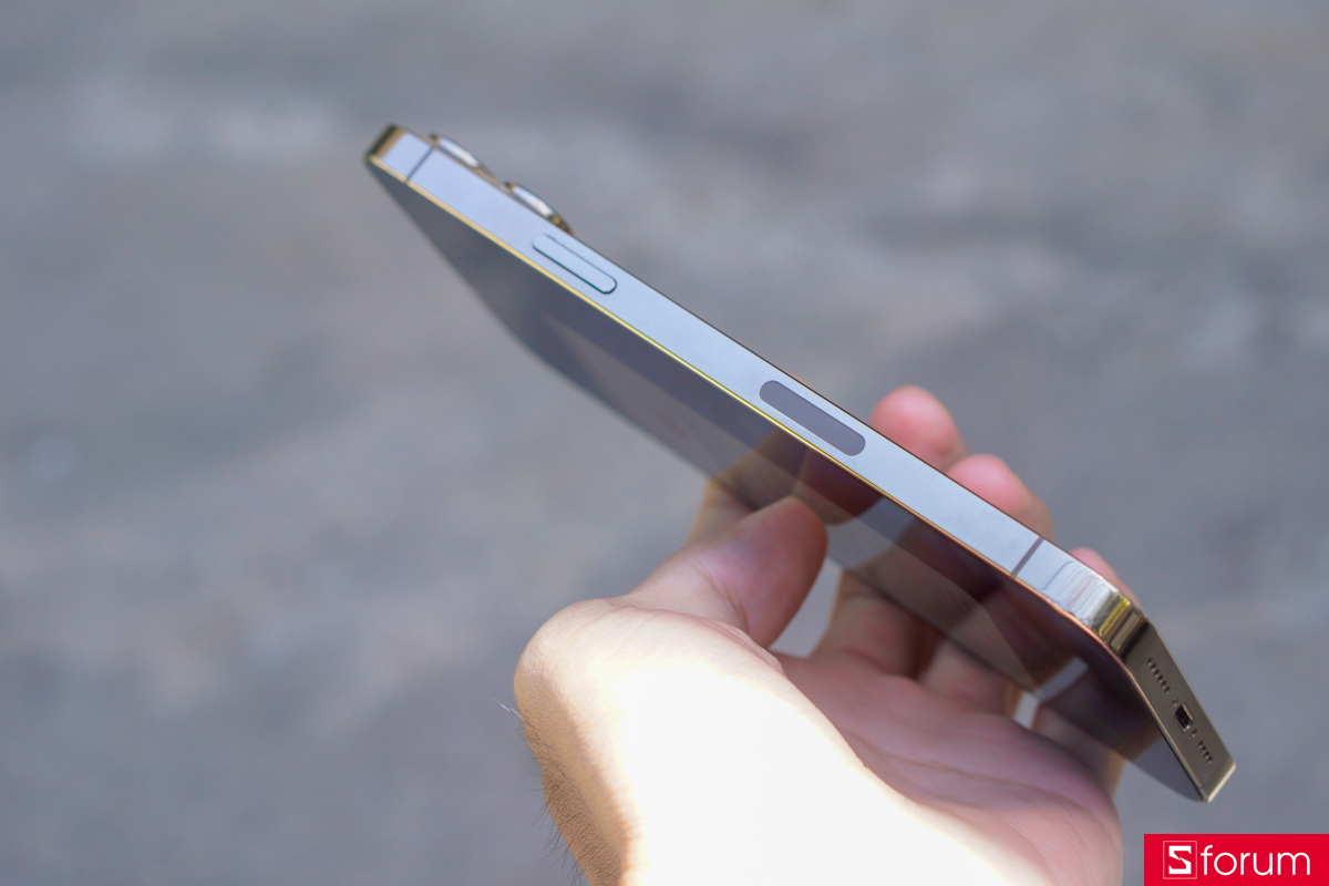 So với khung nhôm hay titan trên các mẫu iPhone mới, thép không gỉ trên iPhone 13 Pro Max mang lại cảm giác chắc chắn, đầm tay và sang trọng hơn