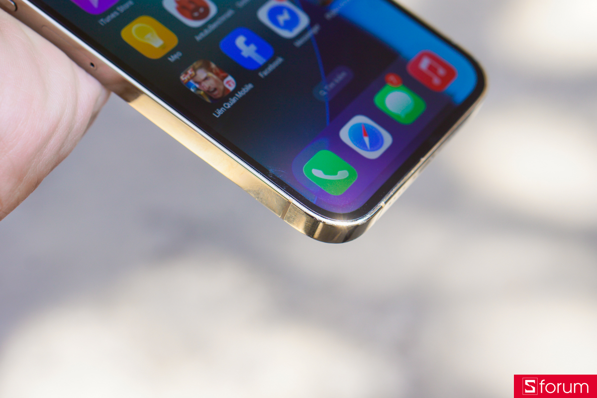 Khi sử dụng lâu, các vết trầy xước, nứt nẻ ở vị trí các góc máy, cụm camera dần càng xuất hiện