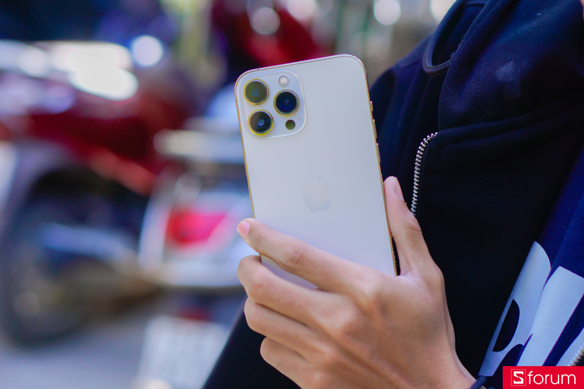 Mặt lưng kính trên iPhone 13 Pro Max được hoàn thiện mờ giúp hạn chế bám dấu vân tay và tạo cảm giác cầm nắm tốt hơn