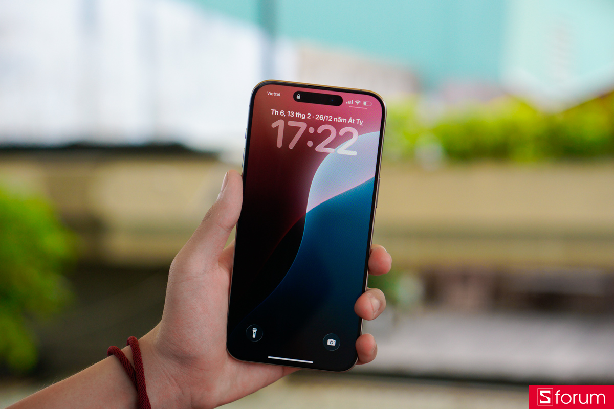 iPhone 15 Pro Max vẫn có một viền màn hình khá mỏng, cho thiết kế mặt trước cực kì cân đối và quyến rũ hơn tương đối.