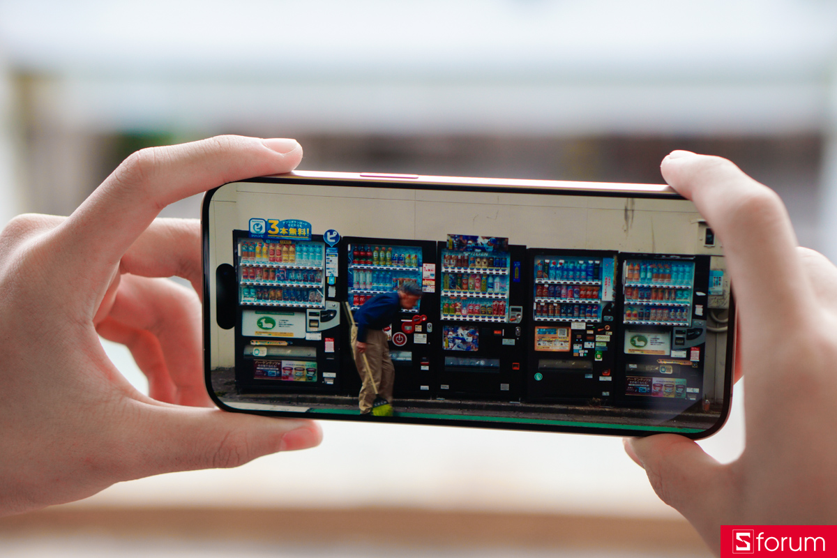 Trải nghiệm thực tế iPhone 15 Pro Max cho thấy chất lượng hiển thị tốt, màu sắc đẹp, độ tương phản cao và khả năng hiển thị HDR cực kỳ ấn tượng.