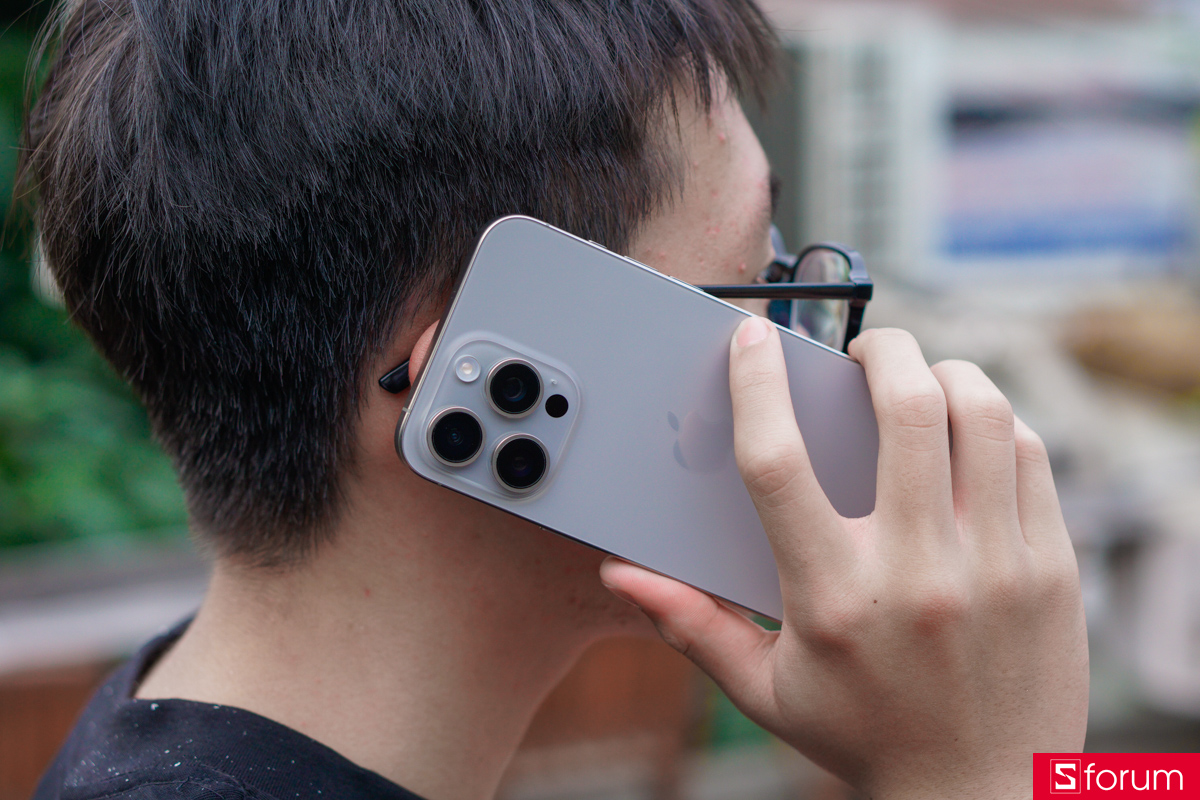 Điểm thay đổi dễ nhận thấy nhất trên iPhone 15 Pro Max nằm ở khung viền titan thế hệ mới