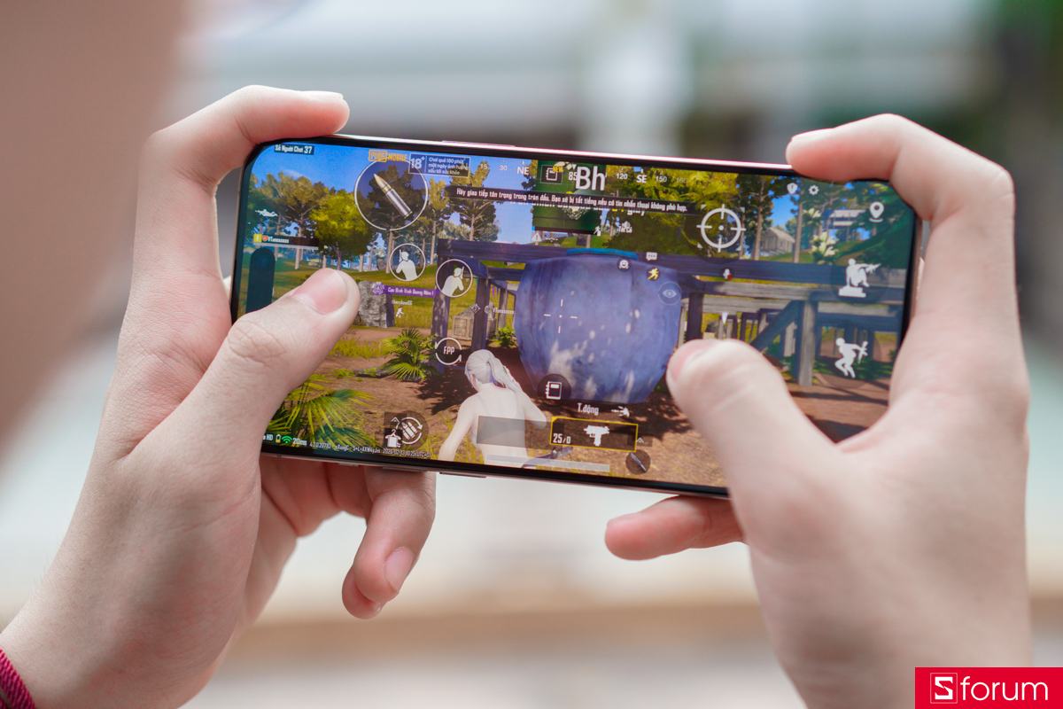 iPhone 15 Pro Max được trang bị màn hình ProMotion 120Hz là điểm mạnh lớn, giúp mọi thao tác vuốt chạm, cuộn nội dung hay chơi game đều mượt mà và phản hồi nhanh