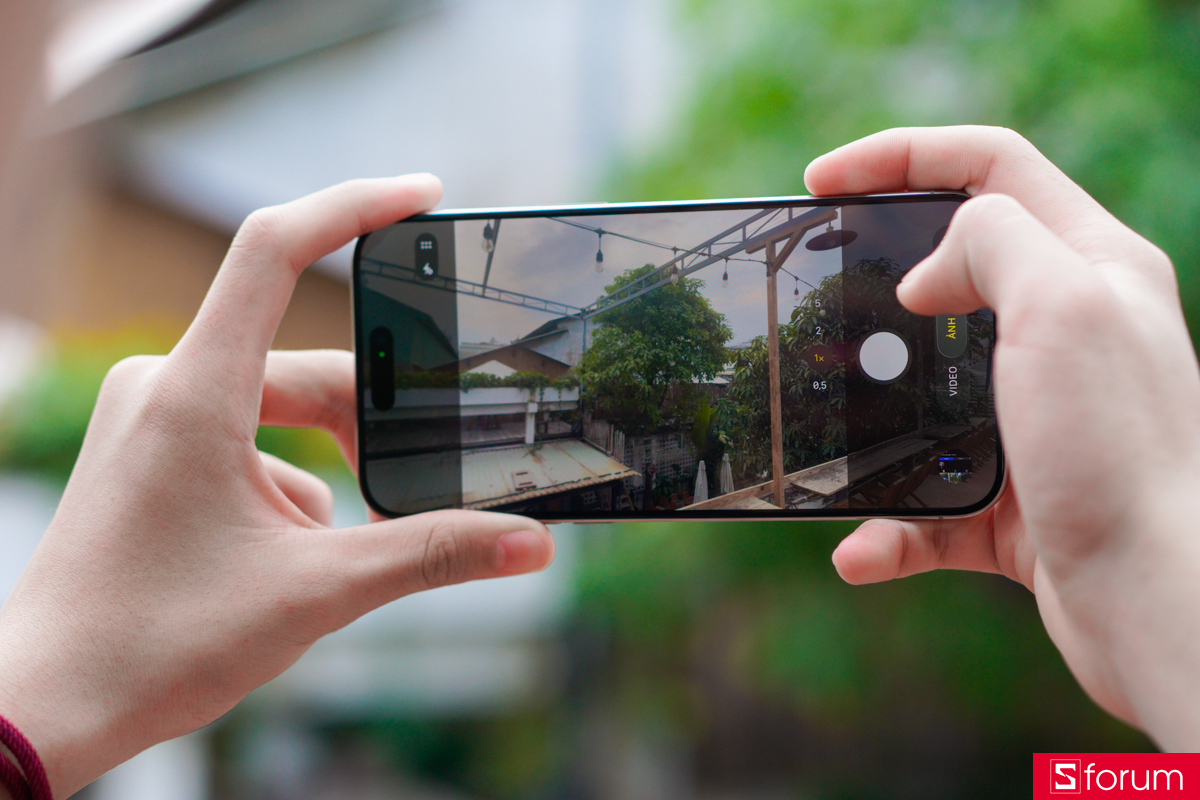 Khả năng quay video vẫn là thế mạnh của iPhone 15 Pro Max khi cho phép người dùng quay video 4K 60FPS, cùng profile ProRes, 10 bit màu với chất lượng ổn định