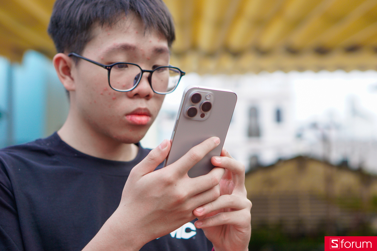 Mặt lưng kính nhám trên iPhone 15 Pro Max hạn chế bám vân tay tốt, kết hợp cùng các phiên bản màu sắc trung tính mang lại cảm giác sang trọng