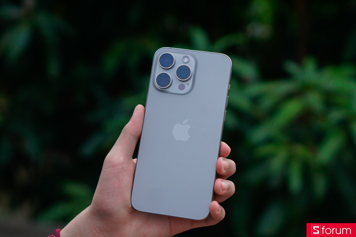 Thiết kế tổng thể của iPhone 15 Pro Max vẫn mang DNA quen thuộc của iPhone với các cạnh phẳng, mặt lưng kính nhám và cụm ba camera lớn ở phía sau