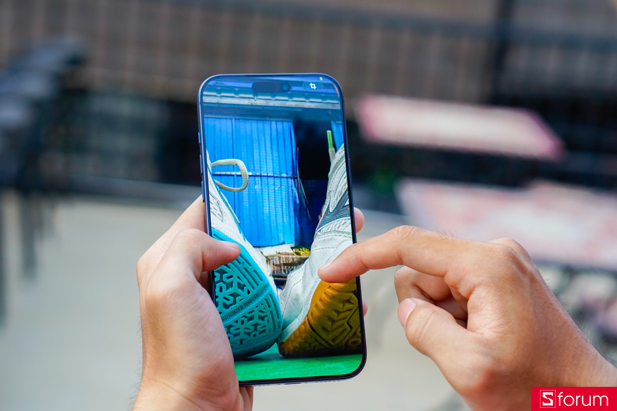 Tính năng xóa vật thể trên iPhone 17 Pro Max đôi khi xử lý vùng biên chưa thực sự ngọt và còn để lại vệt mờ lem nhem