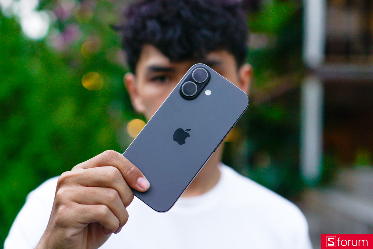 iPhone 17 vẫn kế thừa ngôn ngữ thiết kế từ thế hệ tiền nhiệm với mặt lưng kính được hoàn thiện phủ nhám