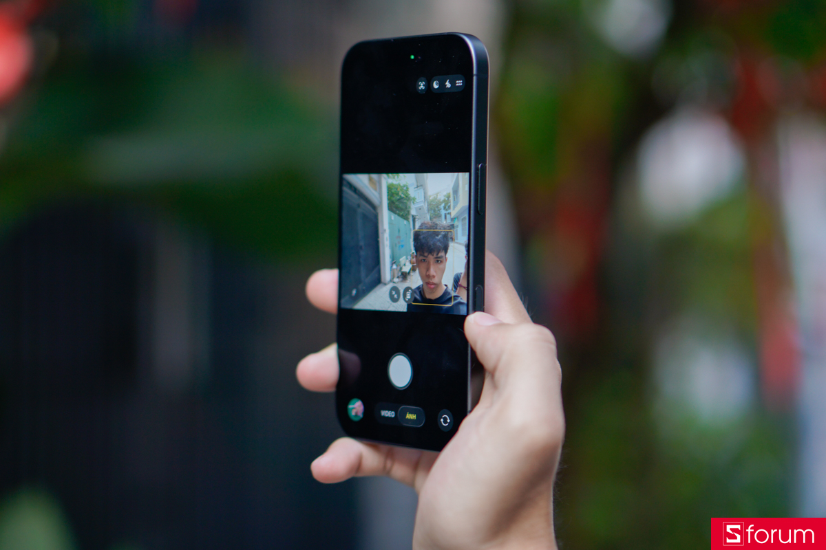 Camera selfie 18MP tích hợp tính năng Center Stage giúp tự động căn chỉnh khung hình ngang mà không cần xoay máy 