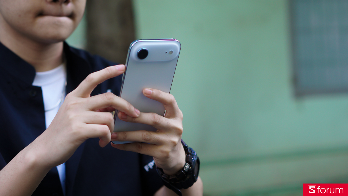 Phần mặt lưng được hoàn thiện nhám mờ, tăng cảm giác cầm nắm trên iPhone Air, cùng với đảo camera trải dài theo ngôn ngữ thiết kế mới của Apple