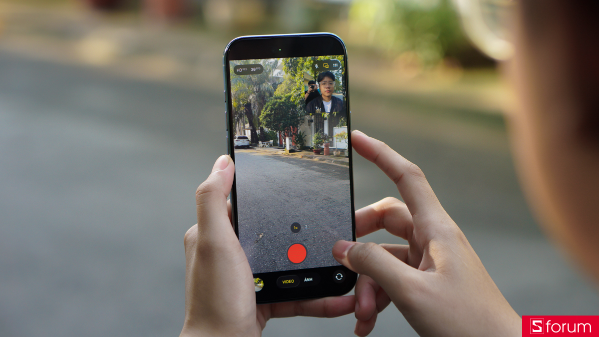 Khả năng quay video kép trên iPhone Air cho phép người dùng quay một lúc cả camera trước hoặc sau