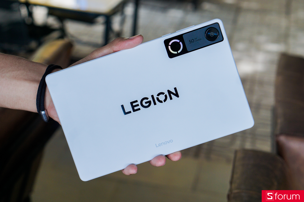 Lenovo Legion Tab Y700 Gen 5 đã cho mình một cảm giác cực kì sướng tay với bộ khung kim loại nguyên khối, vuông vức và đầm tay