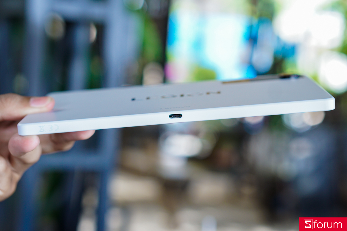 Lenovo Legion Tab Y700 Gen 5 được trang bị 2 cổng USB-C cho phép tính năng sạc kép